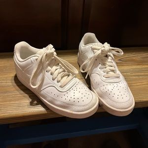 White womenswear’s Air Force 1 size 6.5.